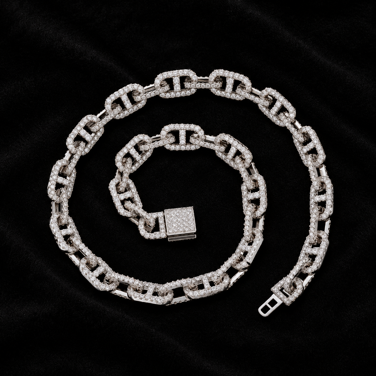 10mm Baguette Mariner Chain on black velvet