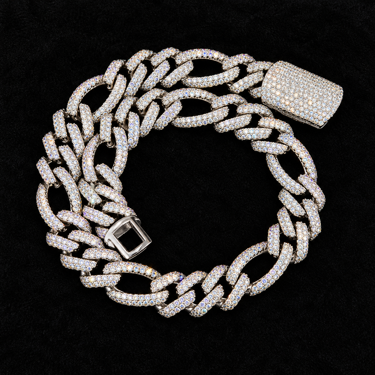 18mm Figaro Chain on black velvet