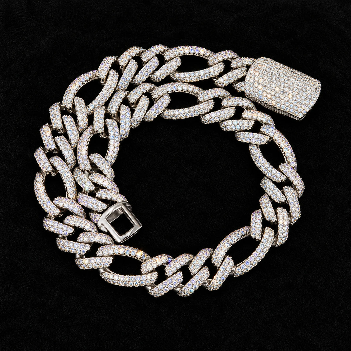 18mm Figaro Chain on a black background