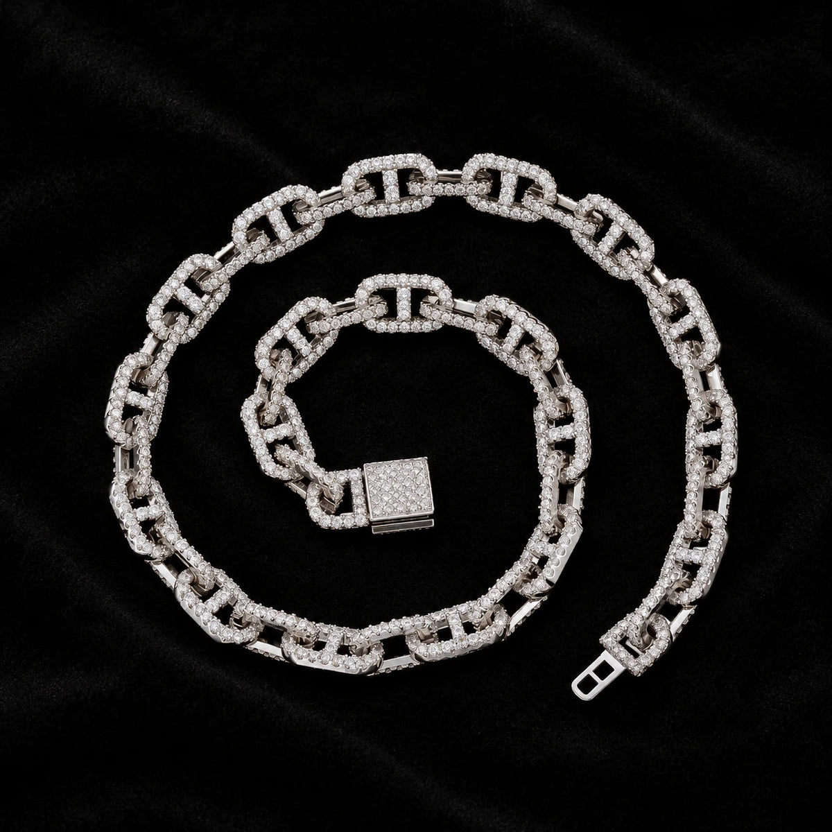 10mm Baguette Mariner Chain on a black background